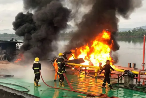 16 Jam Kapal Tanker Terbakar: 8 Tewas, 100 Ribu Liter BBM Lenyap di Myanmar